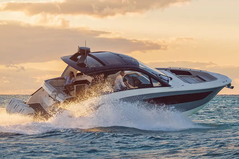 Cuddy-Cabin-Boat-SeaRay